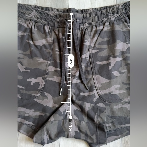 NWT‎ Athleta Camo Farallon Shorts Size 18 #2 - Picture 4 of 7